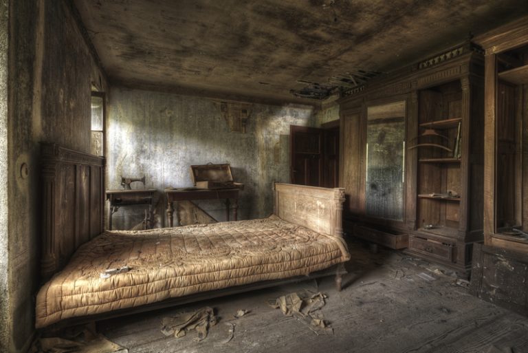 bedroom-of-an-abandoned-house-with-dirty-walls